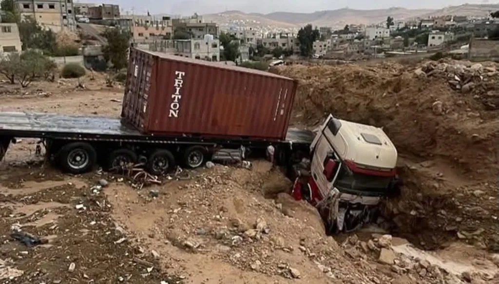 أمطار الأردن... شوارع تغرق وسيول تدمر مركبات (فيديو وصور)