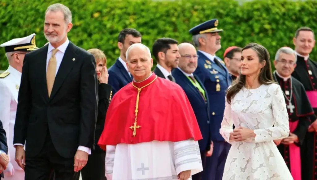 بابا الفاتيكان يلتقي بضحايا اعتداءات جنسية في إسبانيا وسط احتجاجات