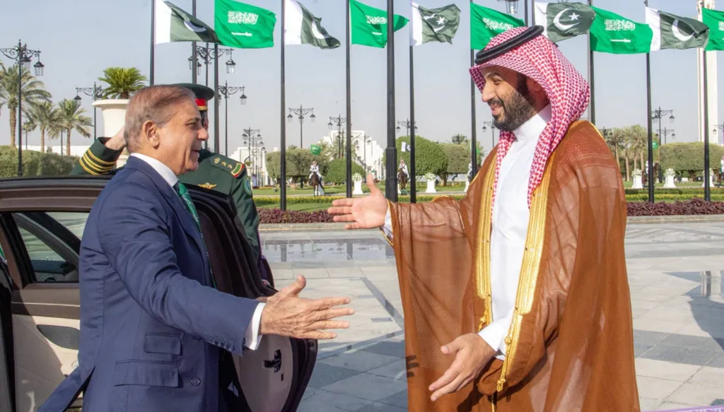 السعودية وباكستان توقعان اتفاقية دفاع مشترك