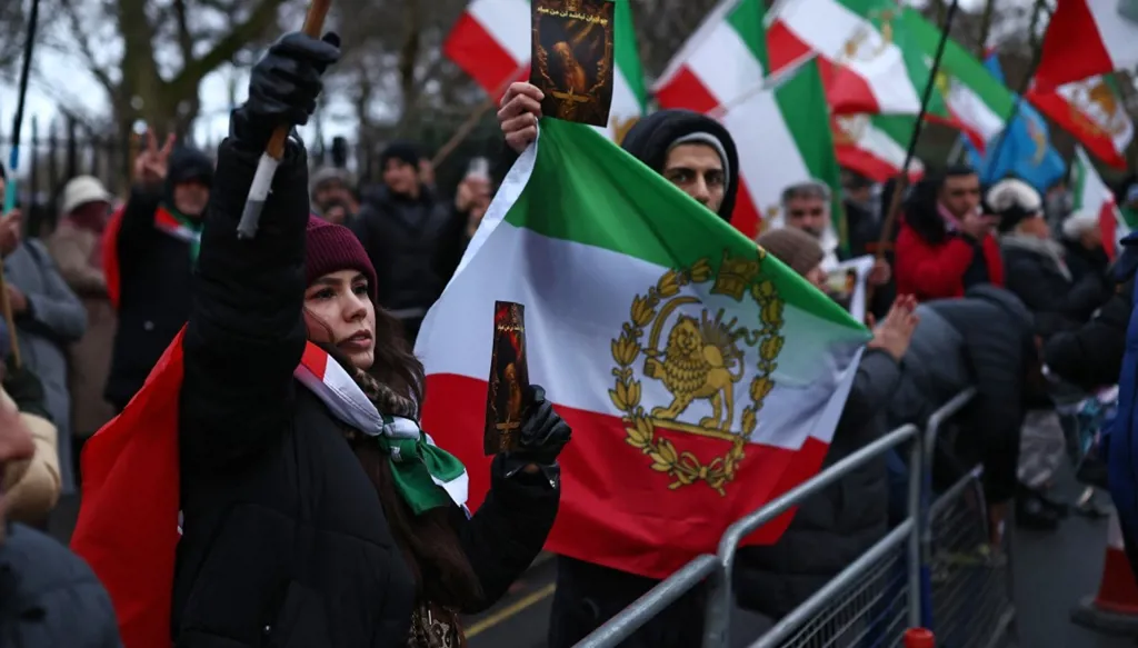 الحرس الثوري الإيراني يحتجز أجنبياً للاشتباه بـ"تجسسه لصالح إسرائيل"