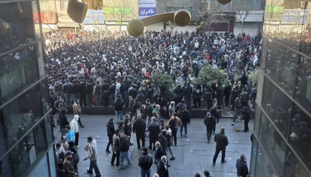 رئيس السلطة القضائية في إيران يتوعّد بمعاقبة المحرّضين على الاحتجاجات