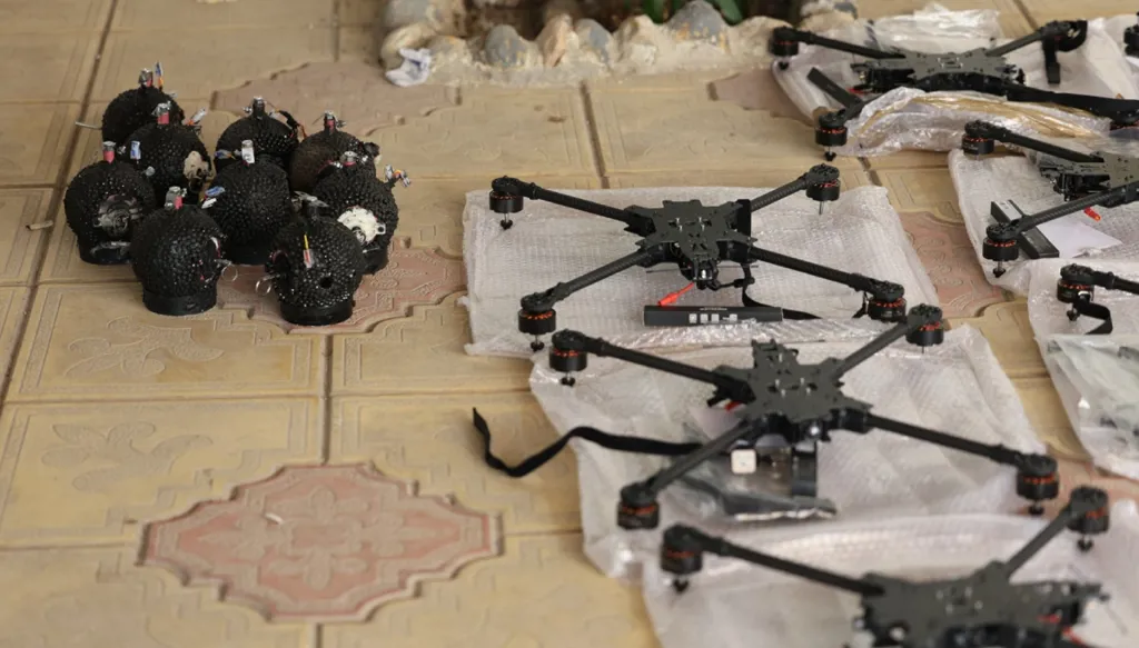 ضبط متفجرات وطائرات مسيّرة... سوريا تعلن القبض على شبكة تهريب أسلحة (صور)