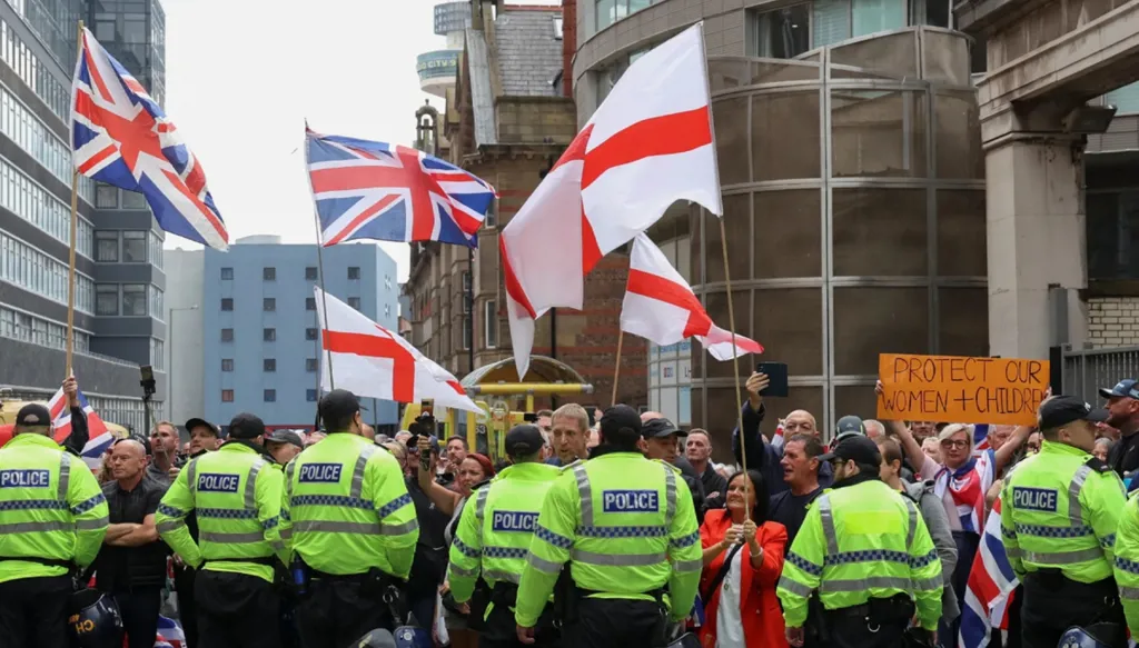 الشرطة البريطانية تحتجز 5 في لندن خلال احتجاج مناهض للاجئين