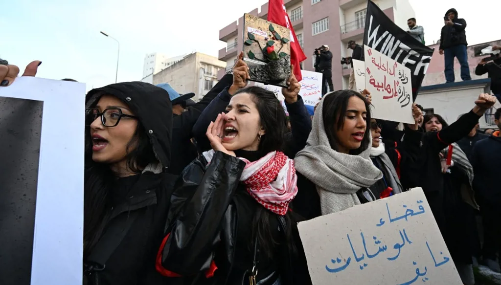 "لحظة نادرة من الوحدة"... آلاف التونسيين يصعدون احتجاجاتهم ضد سعيد (فيديو)