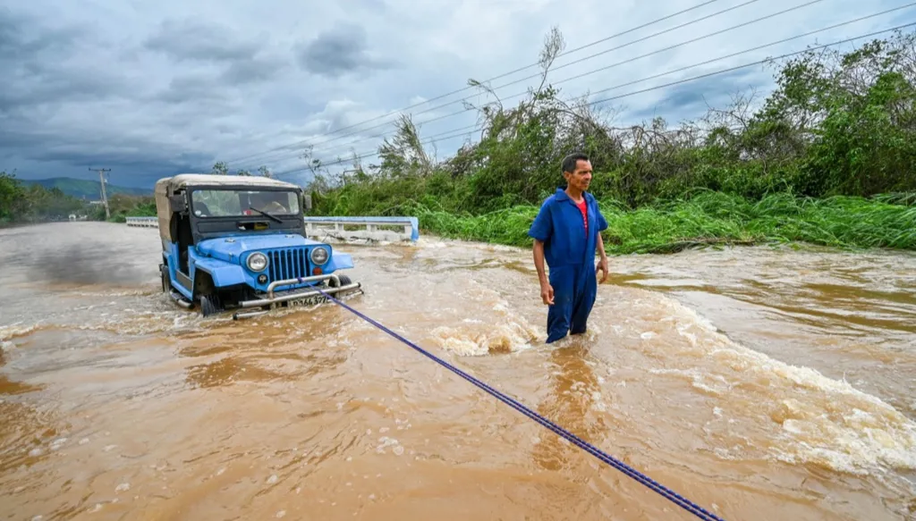 الإعصار ميليسا يغادر كوبا نحو الباهاماس ويخلف 20 قتيلاً في هايتي