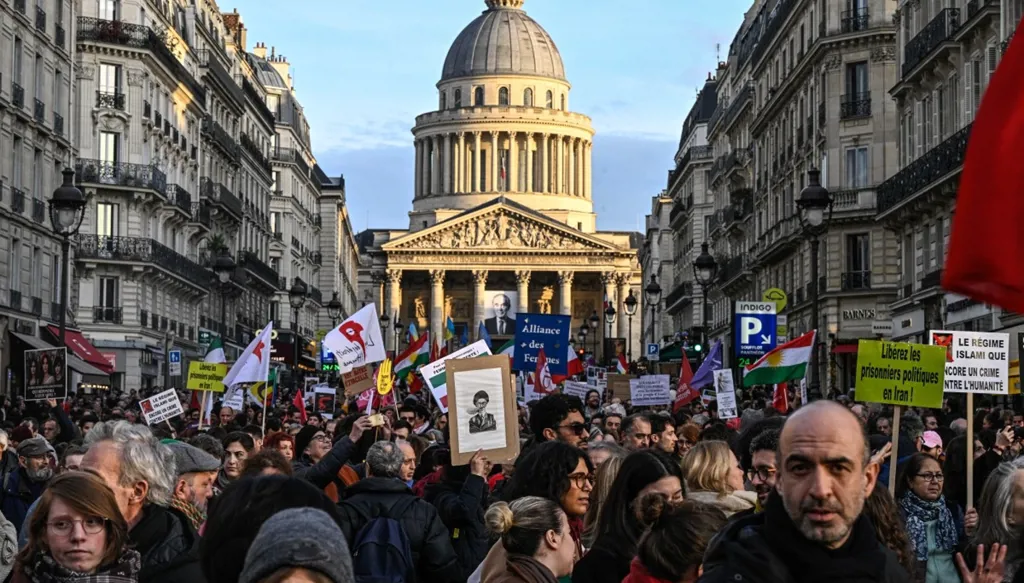 تظاهرات في فرنسا دعما للحركة الاحتجاجية في إيران