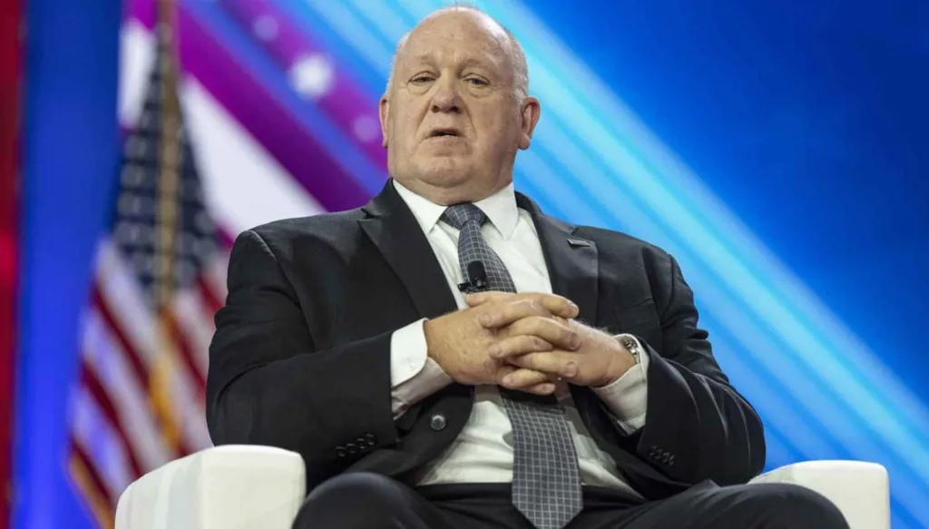 رويترز عن مصدرين: مساعد لترامب قبل رشوة 50 ألف دولار