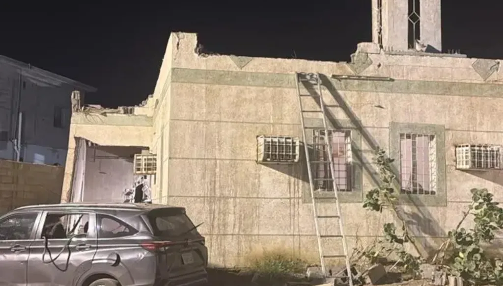 الحوثيون يستهدفون السعودية مجدداً... إصابتان وأضرار بمسجد ومبان ومركبات