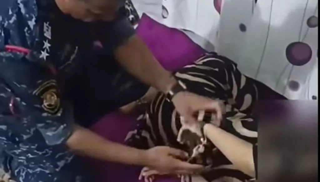 العراق... الشرطة تنقذ فتاة قيّدها والدها بسلاسل حديدية (فيديو)