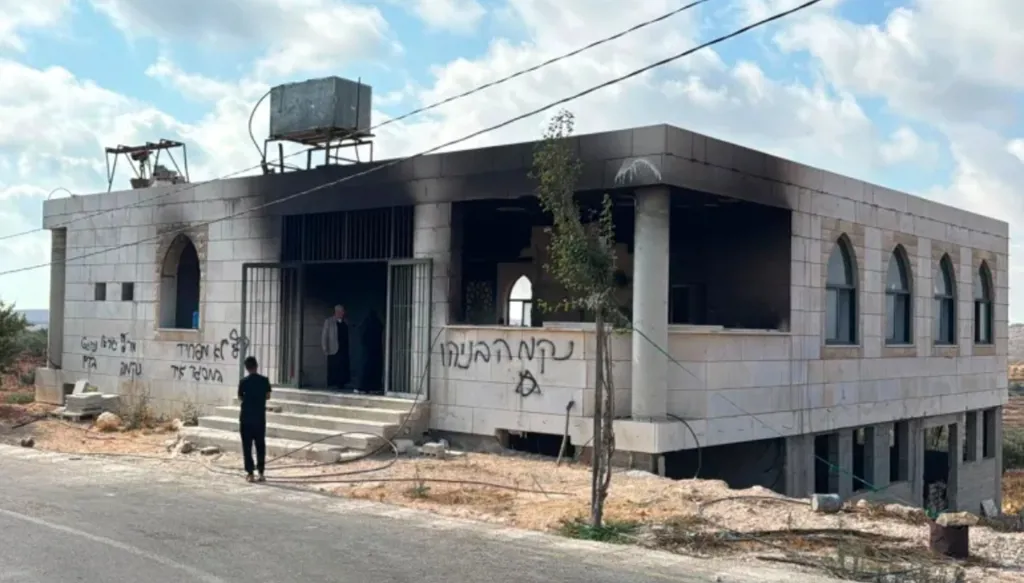 مستوطنون إسرائيليون يضرمون النار بمسجدين في الضفة
