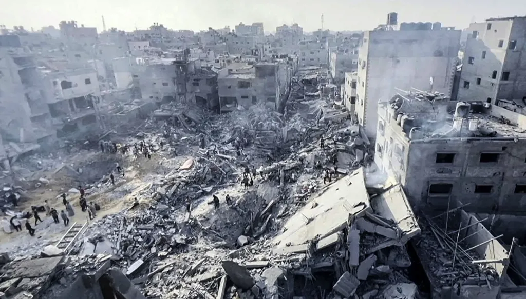 غارات إسرائيلية تقتل 4 فلسطينيين في غزة