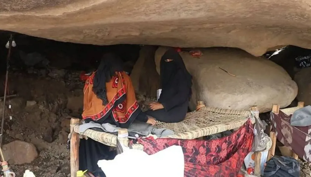 يمنيون قلقون يفرون جنوباً مع استمرار هجمات الحوثيين