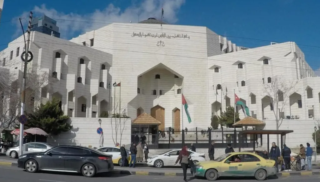 بعد معاناتها من السخرية... شابة أردنية تنتزع قراراً قضائياً بتغيير اسمها