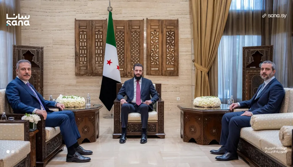 الشرع يبحث مع وزير الخارجية التركي تعزيز العلاقات ومستجدات الأوضاع