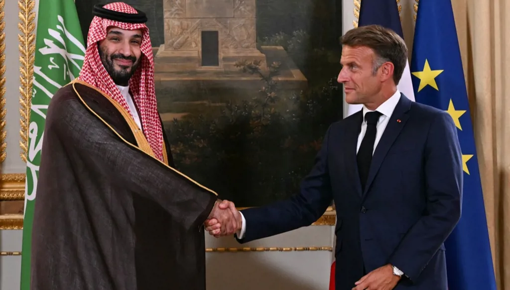 ماكرون يستقبل بن سلمان... واستثمار سعودي بـ7 مليارات دولار في مدن للملاهي