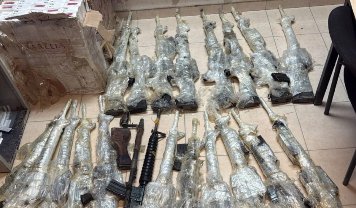 صورة نشرتها الشرطة الإسرائيلية سابقاً لأسلحة مُهرَّبة ضُبطت (أرشيفية)