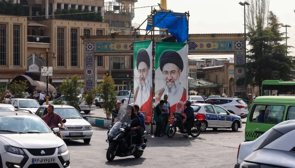 قائد "سنتكوم" يحلق فوق مضيق هرمز... وتحرّك قطري جديد للوساطة بين طهران وواشنطن