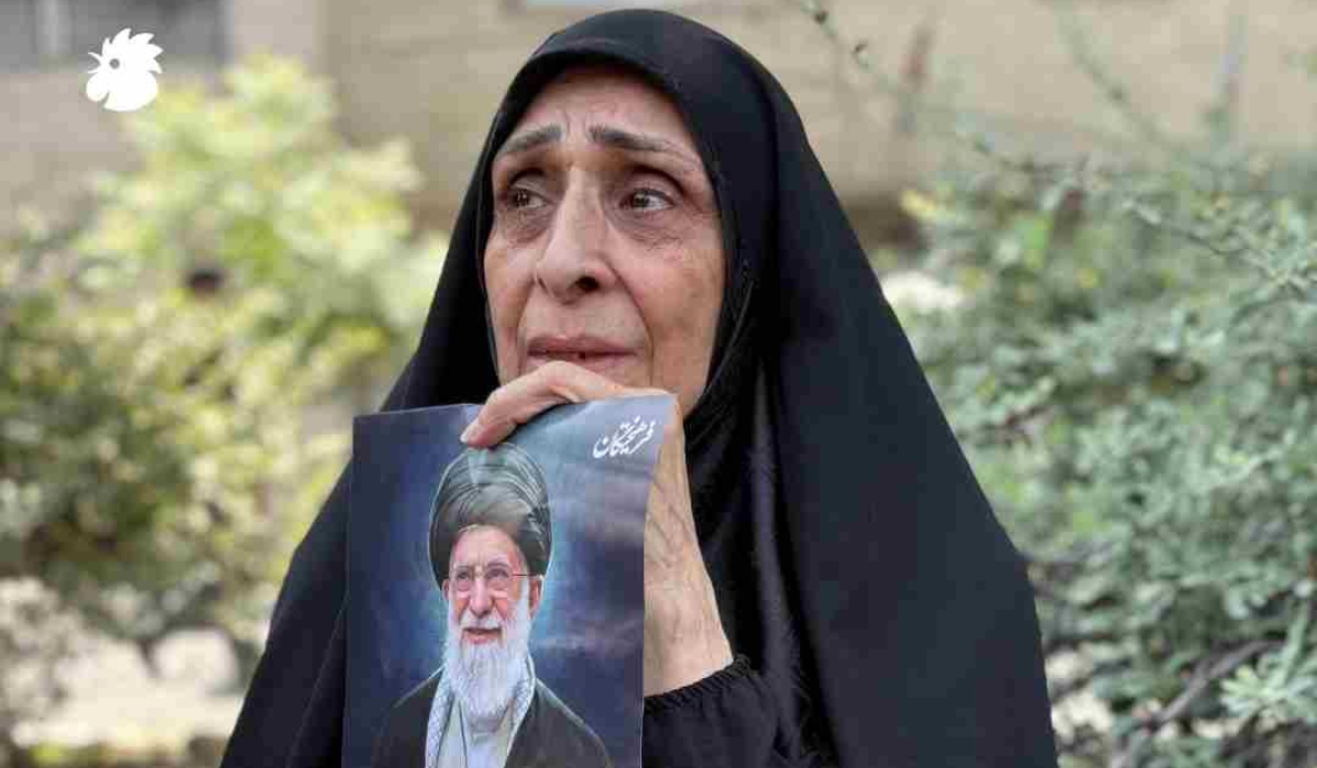 إيرانية تحمل صورة لعلي خامنئي خلال مراسم تشييعه (النهار)
