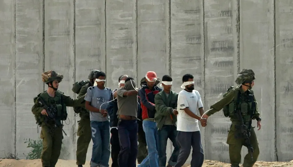 إسرائيل تخفي هوية فلسطيني ظهر في صورة صادمة... ووالدتان من غزة تؤكدان أنه ابنهما