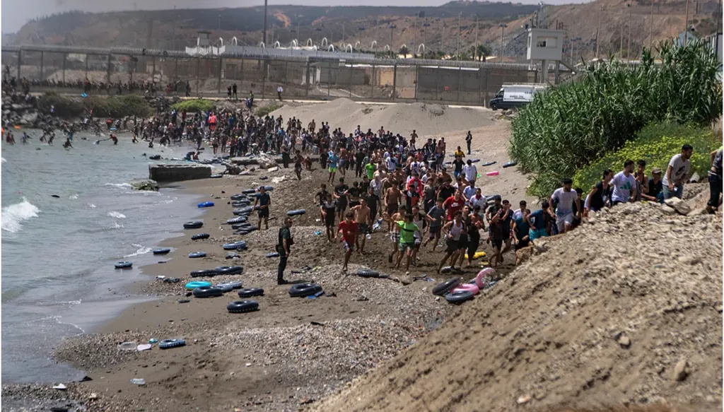 مهاجرون: الجوع والعداء دفعانا للعودة من سبتة الإسبانية إلى المغرب