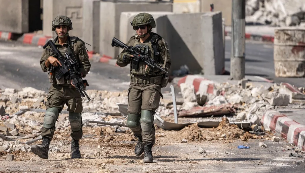 الخليل... إسرائيل تعتقل عشرات الفلسطينيين وسط نزوح أكثر من 200 عائلة