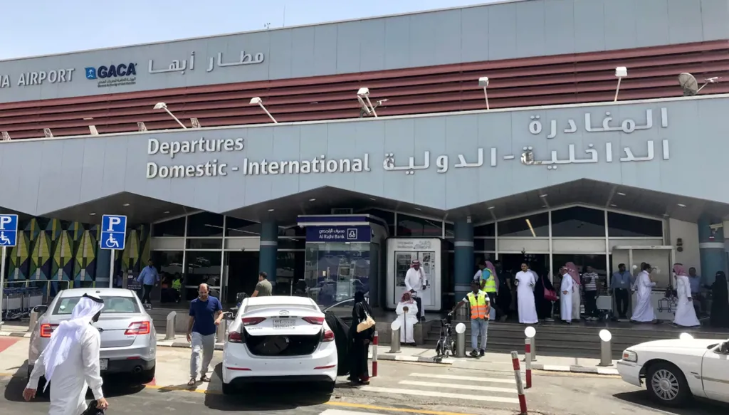 السعودية: 3 وفيات وعشرات الإصابات باستهداف مطاري أبها والملك خالد