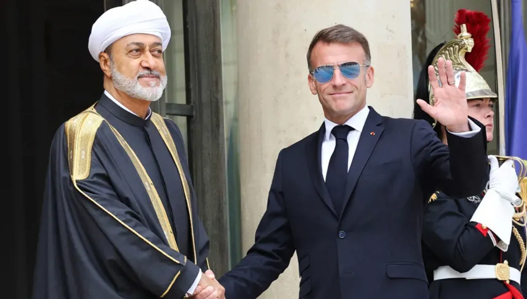 ماكرون وبن طارق (أ ف ب)