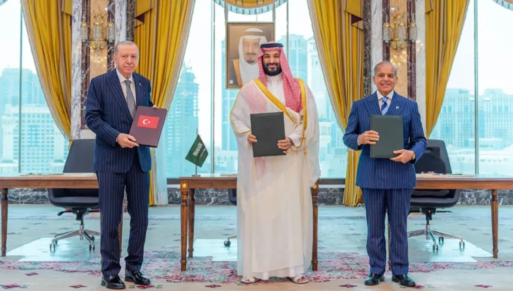 رئيس وزراء باكستان وولي العهد السعودي والرئيس التركي خلال توقيع اتفاقية مكة. 