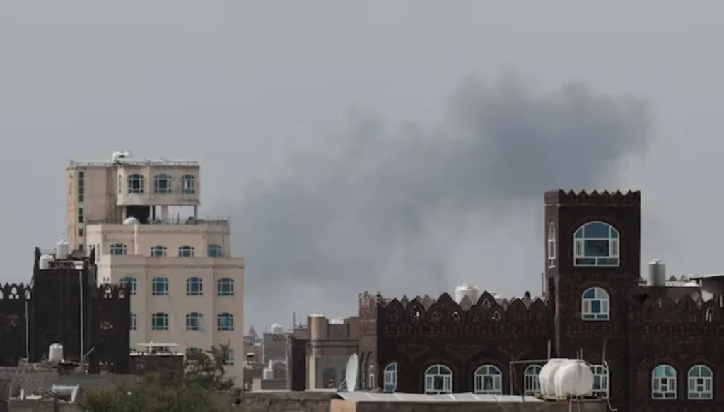 الحوثيون يطلقون صواريخ بالستية باتجاه السعودية بعد استهداف القوات اليمنيّة مدرج مطار صنعاء