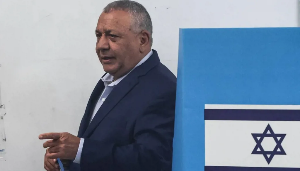 بعد لقائه لابيد... آيزنكوت يدعو لحكومة وطنية وتحقيق رسمي بأحداث 7 أكتوبر