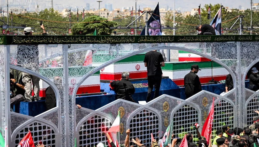 إيران: نعش علي خامنئي يصل إلى مدينة قم