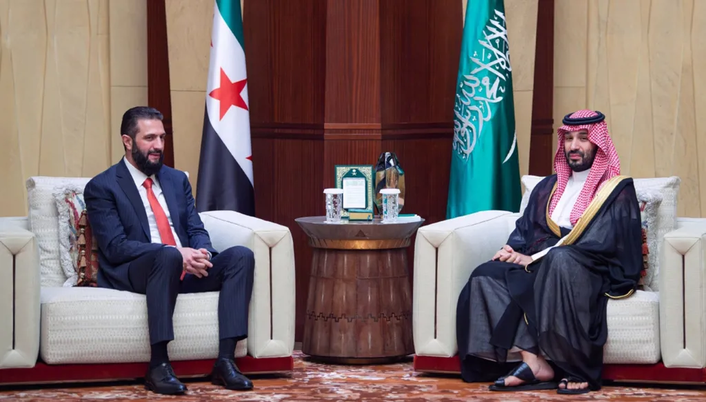 بن سلمان والشرع خلال لقائهما في الرياض أمس (واس)