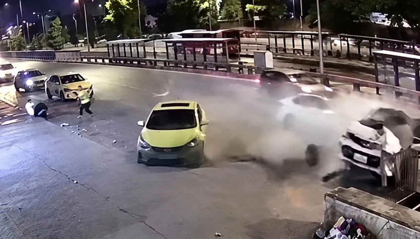 "سباق التسلا"... حادث مروع ينتهي بوفاة أردنييْن كانا على جانب الطريق (فيديو)