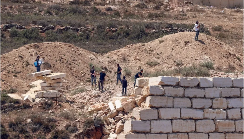 مستوطنون يواصلون حصار منازل فلسطينيين في الضفة الغربية