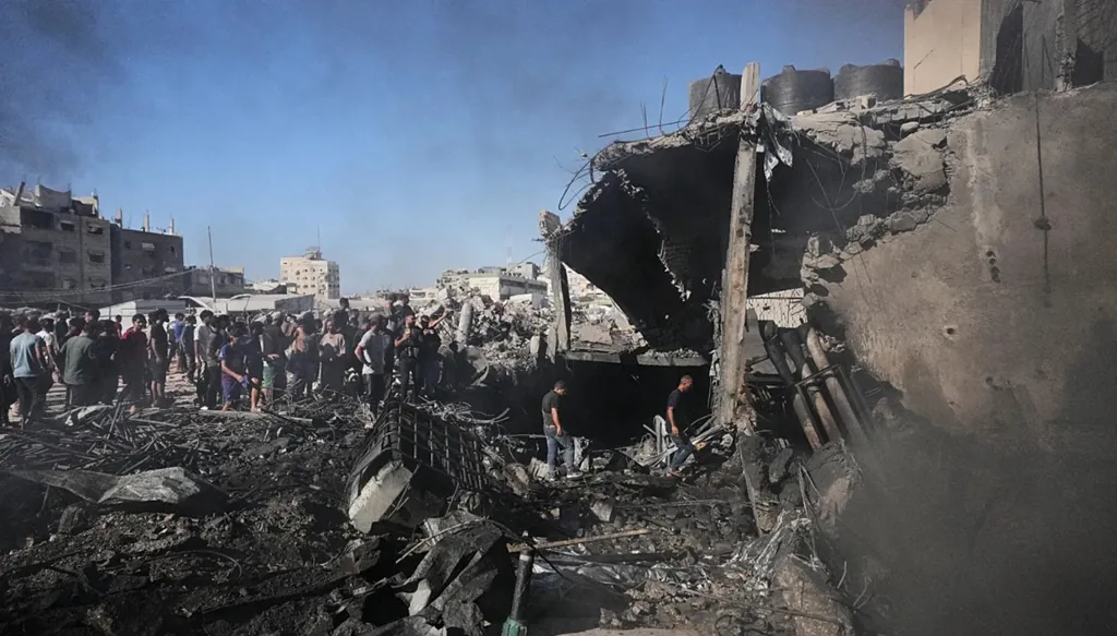 غارة إسرائيلية تقتل شخصين وتصيب 6 آخرين في غزة