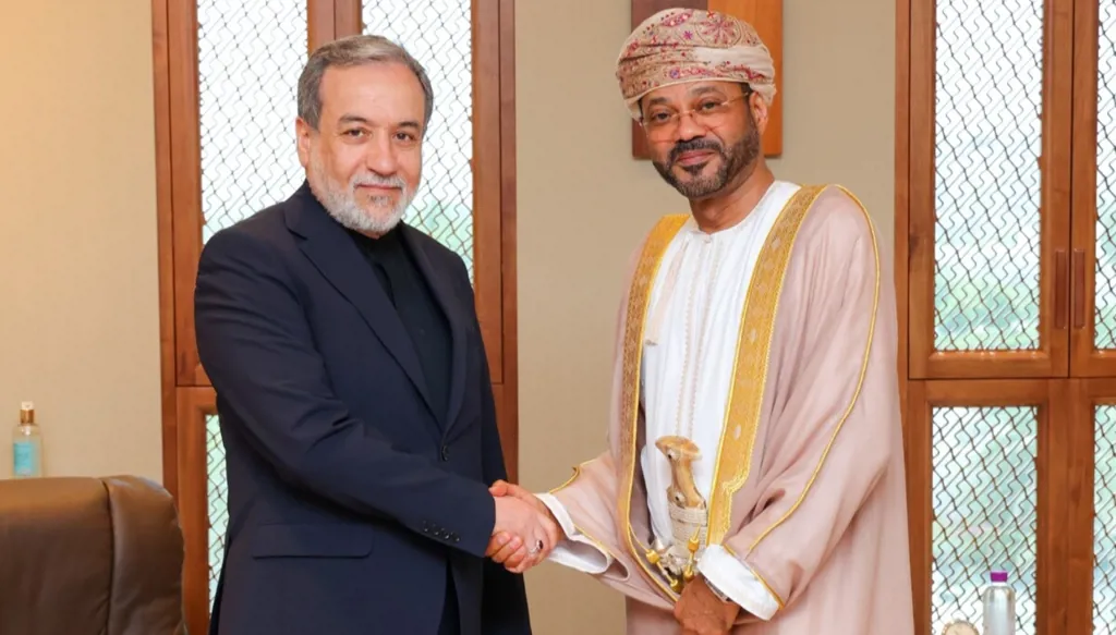وزيرا خارجية إيران وعُمان يجريان "مشاورات بناءة" بشأن هرمز