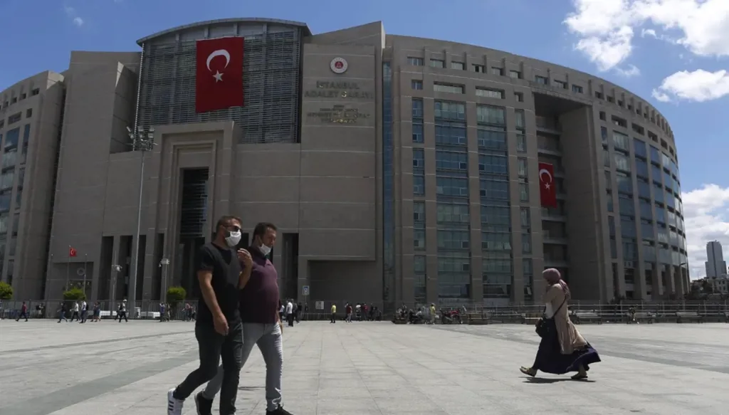 "علاقة عاطفية"... توقيف مدعٍ عام تركي بعد محاولته قتل قاضية داخل المحكمة