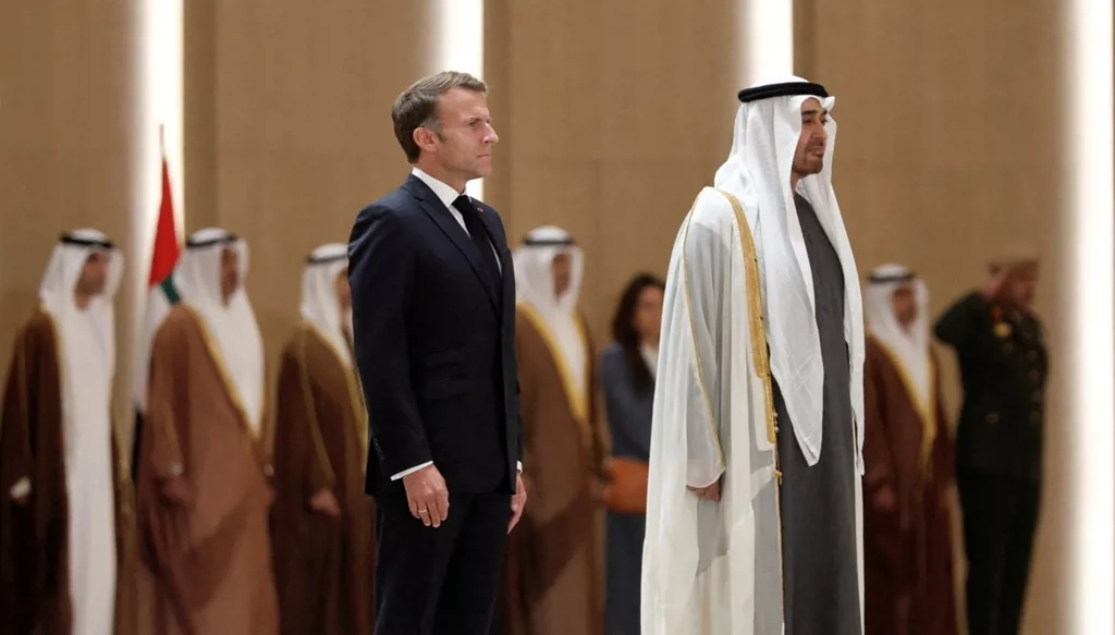محمد بن زايد وماكرون يبحثان علاقات التعاون والتطورات الإقليمية