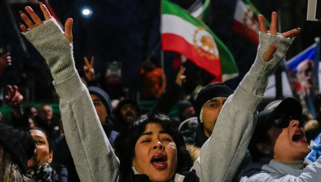 على السفارة في لندن... متظاهر يستبدل علم إيران الحالي بعلم ما قبل الثورة (فيديو)