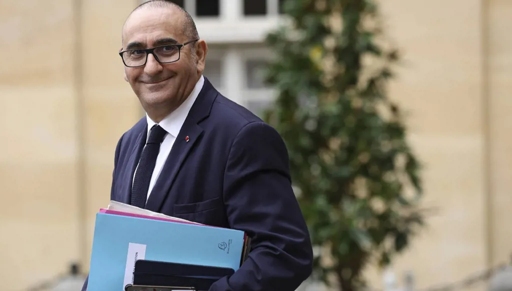 وزير الداخلية الفرنسي يعارض اقتراحاً برلمانياً لمنع القاصرات من ارتداء الحجاب