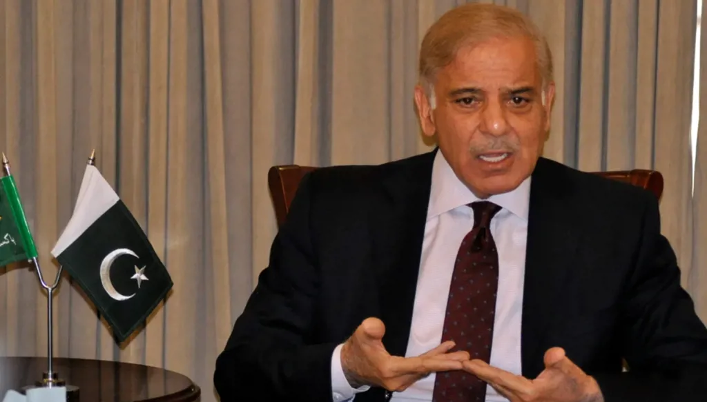 شهباز شريف يُحذّر طالبان: الاختيار بين الخوارج وباكستان