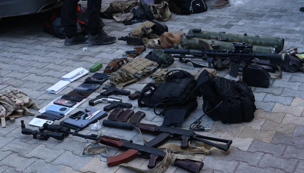 بالصور... ماذا ضبط الأمن السوري مع خلية "داعش" في إدلب