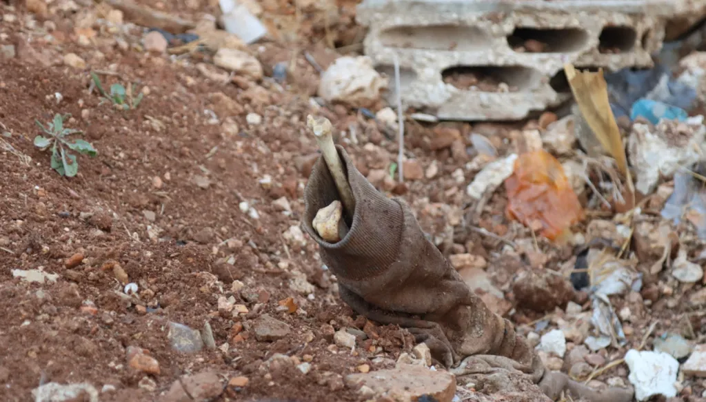 تضم رفات عشرات الأشخاص... العثور على 4 مقابر جماعية في حمص (صور)