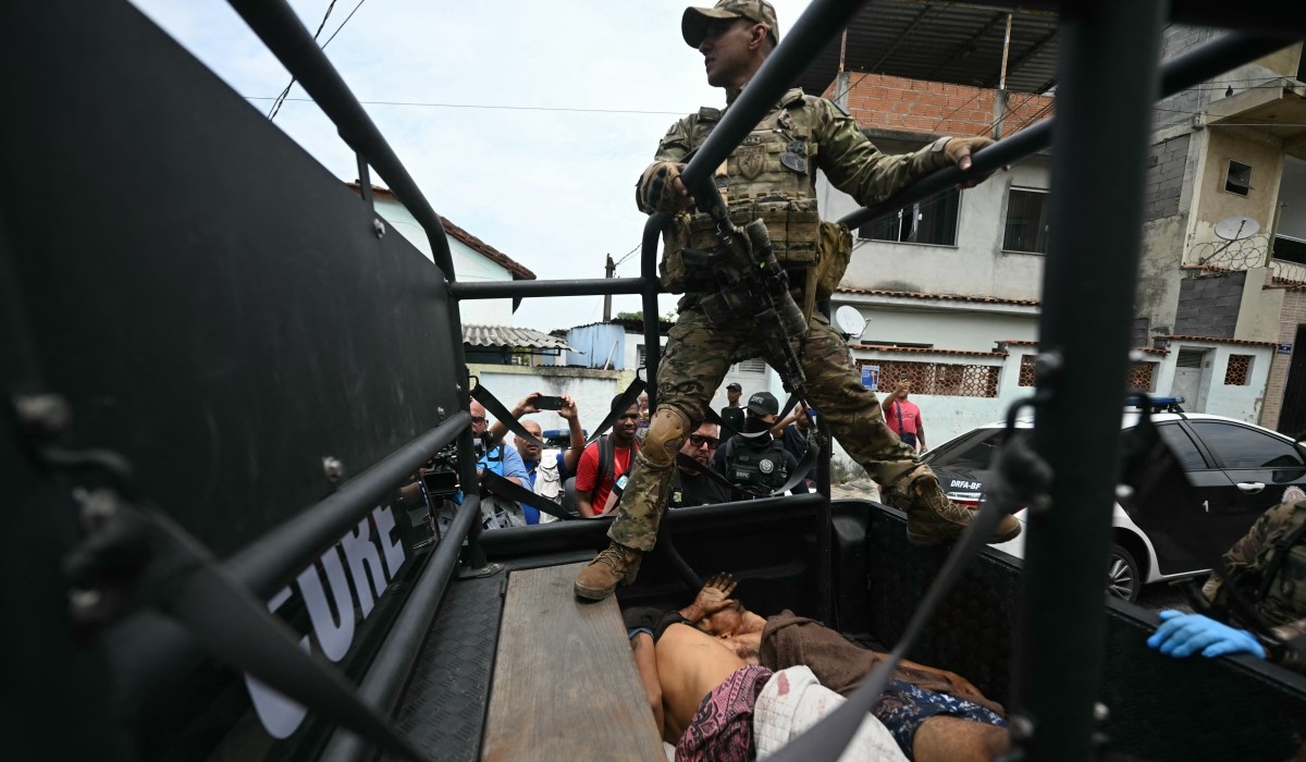 الشرطة تنقل الجثث إلى المستشفى عقب العملية (أ ف ب)