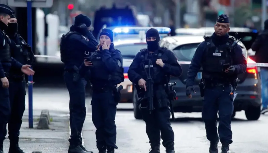 آلاف يتظاهرون في باريس احتجاجاً على وفاة مهاجر أثناء الاحتجاز