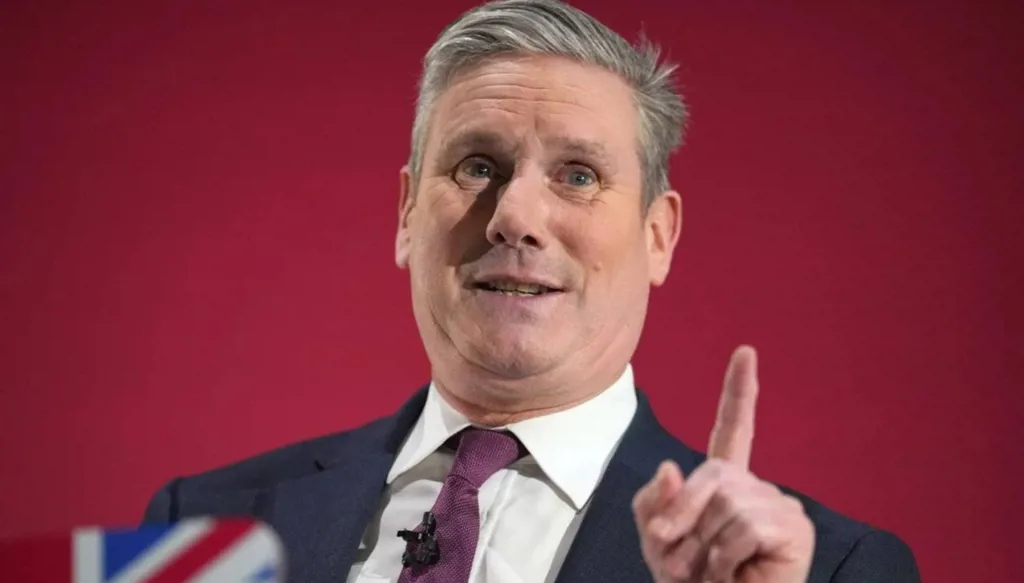 الحكومة البريطانية تدرس إيواء مهاجرين في مواقع عسكرية