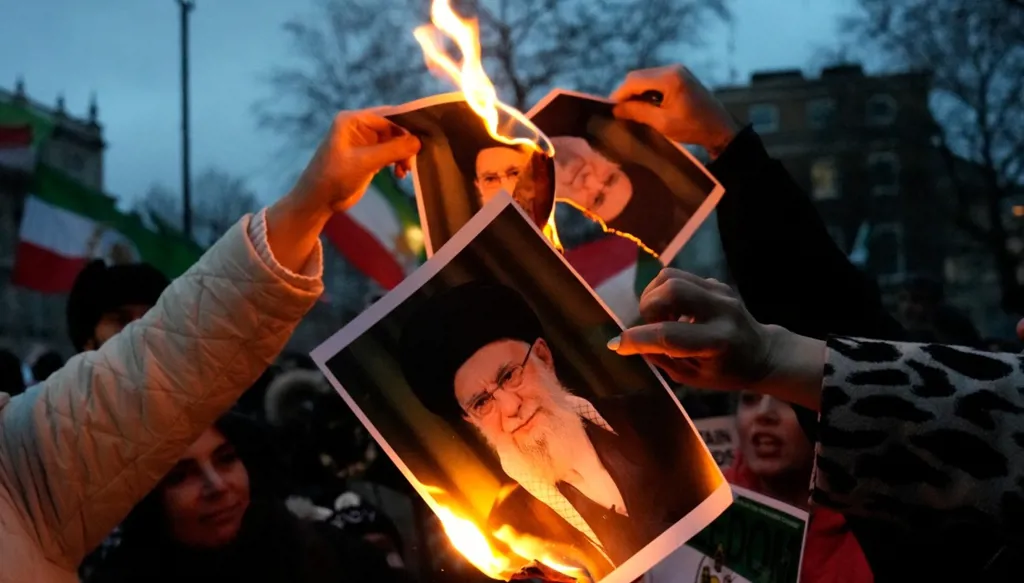 الحكومة الإيرانية تعلن الحداد الوطني وتدعو إلى "مسيرة مقاومة وطنية"