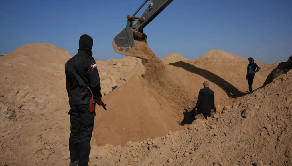 جانب من عمليات البحث عن جثث رهائن في غزة (أرشيفية)