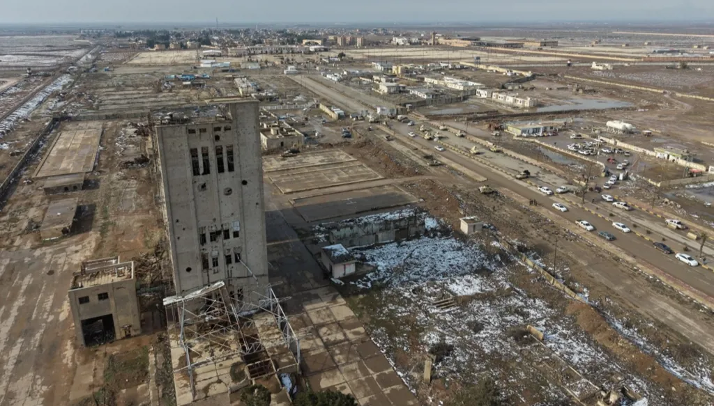 ألف سجين... سوريا تبدأ تسليم ثاني دفعة من معتقلي "داعش" إلى العراق