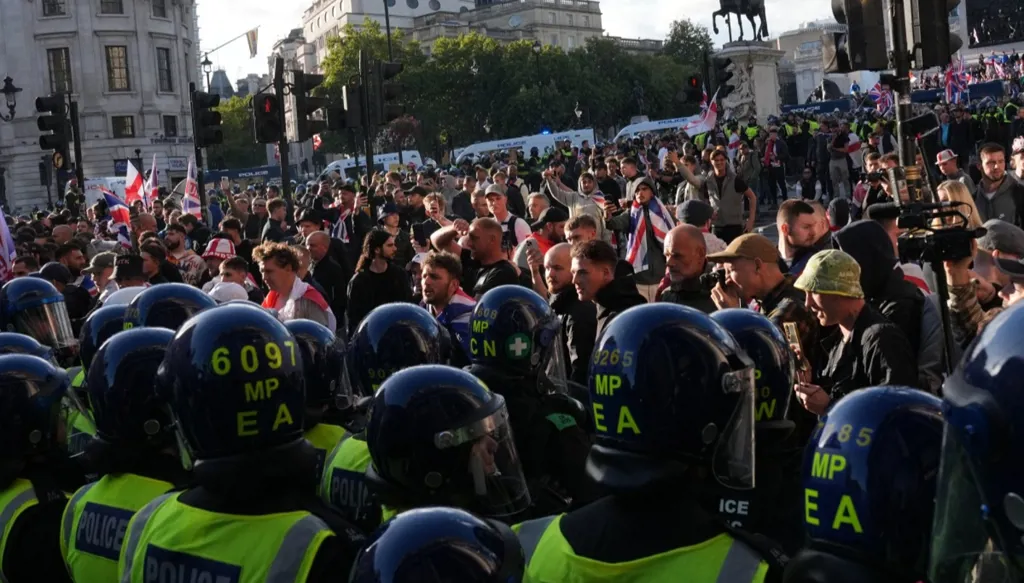 ستارمر بعد مسيرة مناهضة للهجرة: الحق في الاحتجاج السلمي مكفول للجميع